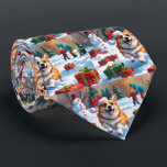 Corgi Runin i Snö med julklapp Slips<br><div class="desc">En glad Corgi springa som leker genom snövinteckan och bär en festlig röd julhatt. Denna glatta utformning belyser rasens kort ben,  flyktiga jackar och levande personlighet samtidigt som den fångar upp julhelgens värme och charm. Vinterögonblicket är varmt,  fullt av festlig själ.</div>