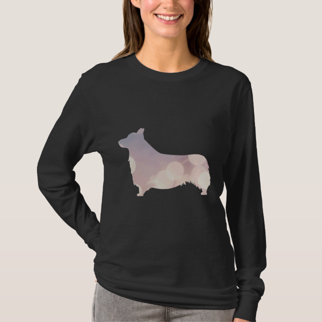 Corgi Silhouette med Rosa och Lavender Ljus T Shirt (Framsida)