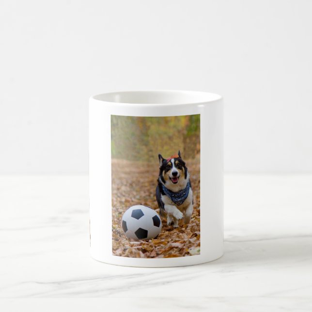 Corgi som leker fotboll kaffemugg (Center)