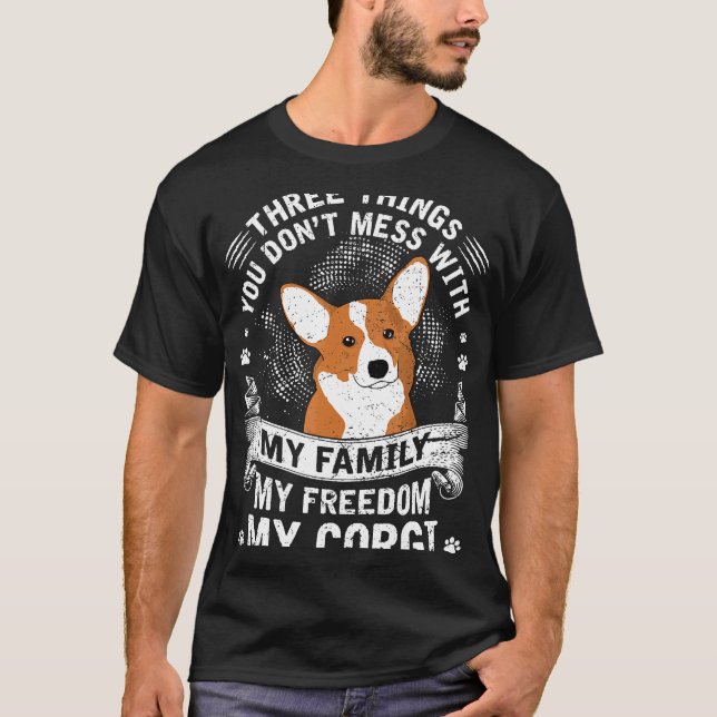 Corgi Tre Saker Du Inte Skämtar Med T Shirt (Framsida)