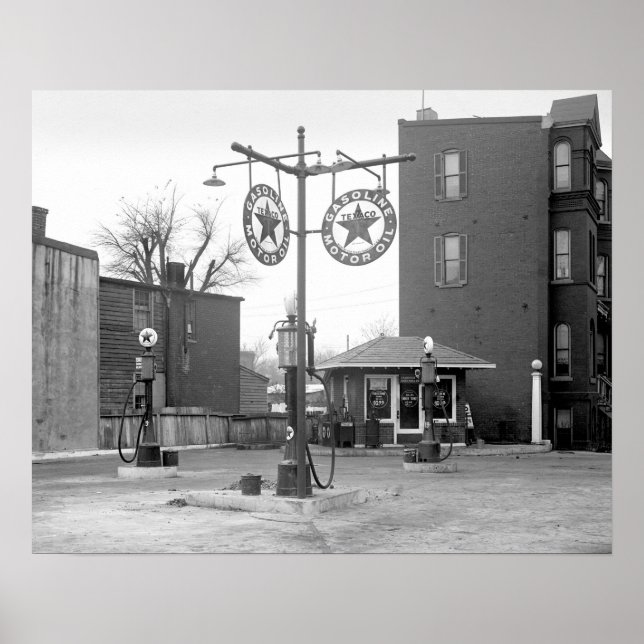 Corner Gas Station, 1925. Vintage Photo Poster (Framsidan)