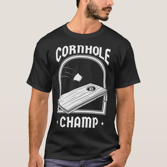 Cornhole Champ Essential T-Shirt (Framsida)