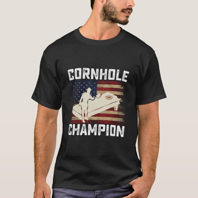 Cornhole Champion American Flagga USA 4:e juli T Shirt (Framsida)
