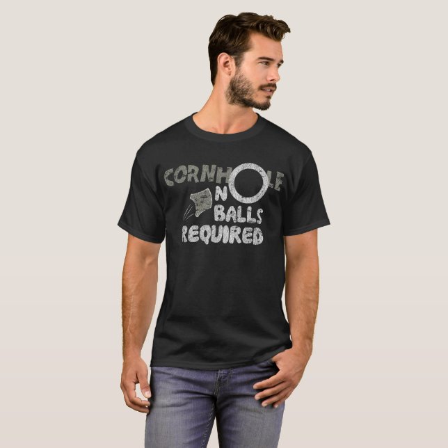 Cornhole inga bollar krävde roliga modiga T-tröja T-shirt (Hel framsida)