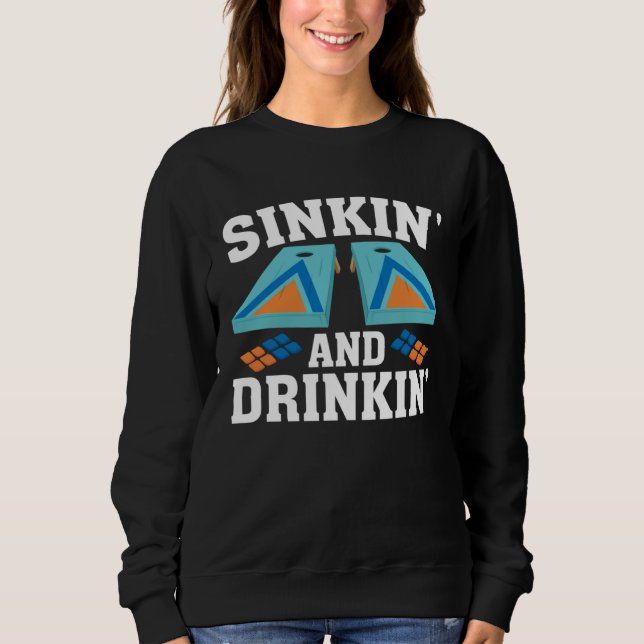 Cornhole Playing   Sinkin and Drinkin T Shirt (Framsida)