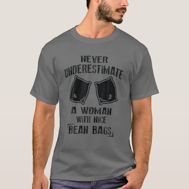 Cornhole underskattar aldrig en kvinna med blodbad t shirt (Framsida)