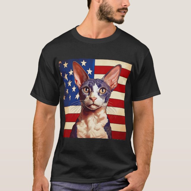 Cornish Rex Katt Framför Amerikansk Flagga T Shirt (Framsida)