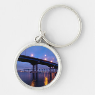 Coronado Bridge i Dusk Rund Silverfärgad Nyckelring