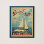Corpus Christi Jigszle Puzzle Sailboat Retro Texas Pussel<br><div class="desc">I Hälsning från Corpus Christi Texas vintage resor har man en båt som seglar på vatten med fiskmåsar och en blå himmel fylld med vackra vita moln.</div>
