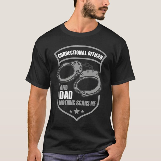 Correctional Officer And Dad Nothing Scars Me T Shirt (Framsida)