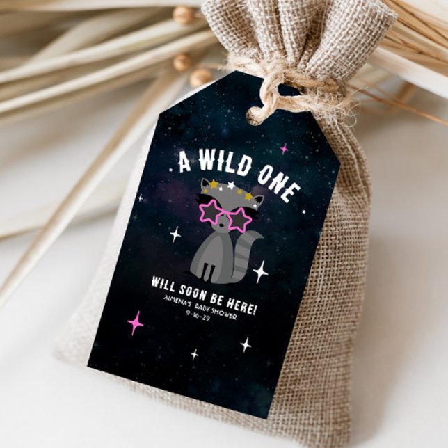 Cosmic Raccoon Vild One Rosa Girl Baby Shower Presentetikett (Skapare uppladdad)