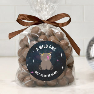 Cosmic Unge Sömnig Vild En Rosa Baby Shower Runt Klistermärke