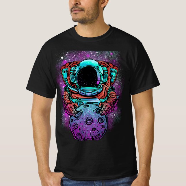 "Cosmic Voyager Tee - Astronaut & Måne Retro Sci-F (Framsida)