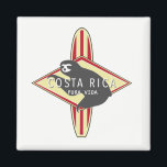 Costa Rica Surfing Sloth Magnet<br><div class="desc">Costa Ricas resande souvenir magnet med röd och gult ytskiva och logotyp i sluttande riktning.</div>