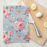 Cottage Rosa ros på Blue Background Kökshandduk<br><div class="desc">Elegant och romantiskt sömlöst blommönster som innehåller stil pastel rosa ros med vit och rosa vilda blommor på ljusblå himlar-bakgrund.</div>