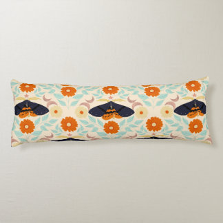 Cottagecore Moth Pattern Art | Retro Blommig Desig Kroppskudde