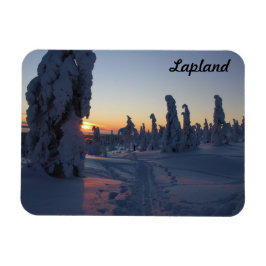 Couché de soleil sur la forêt enneigée en Laponie Magnet