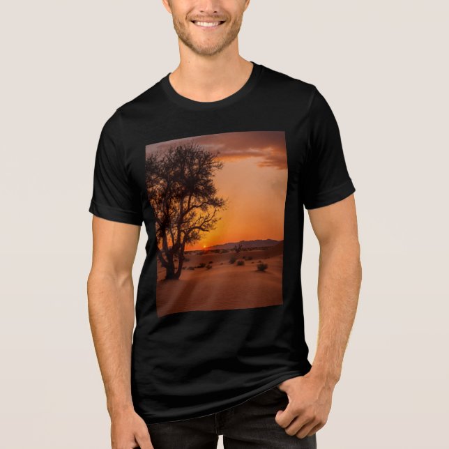 "Coucher de Soleil dans le Désert" - Bella+Canvas T Shirt (Framsida)