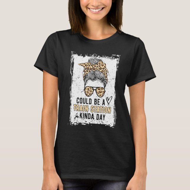 Could Be A Train Station Kinda Day Messy Bun   7 T Shirt (Framsida)