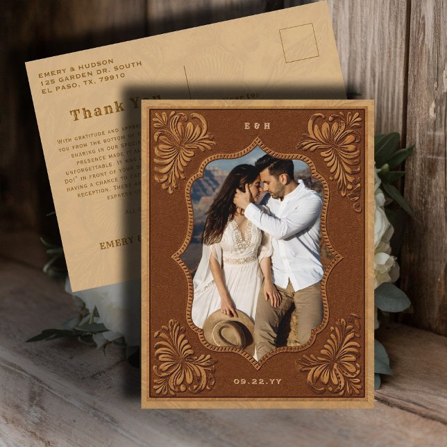 Country Western Präglat Bröllopsfoto Tack Vykort (country rustic cowboy wedding thank you postcard faux tooled leather terracotta rust western barn)