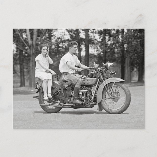 Couple Riding Motorcyle, 1928 Vykort (Framsida)