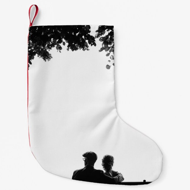 COUPLE SITTA PÅ BENCH UNDER TRÄD GRAYSCALE PHOTO LITEN JULSTRUMPA (Framsidan)