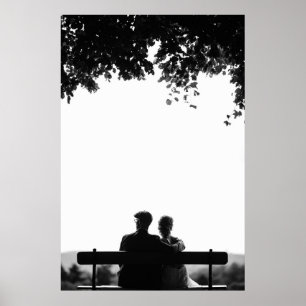 COUPLE SITTA PÅ BENCH UNDER TRÄD GRAYSCALE PHOTO POSTER