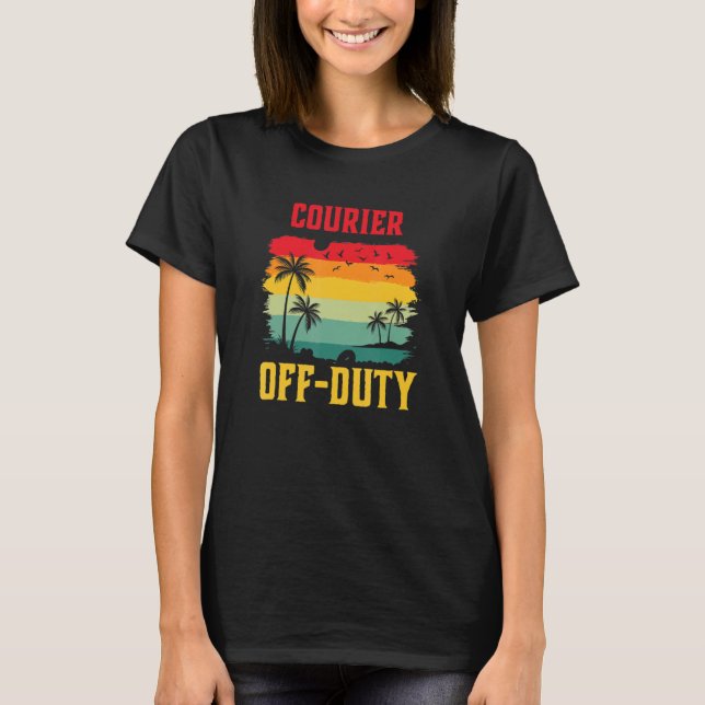 Courier On Holiday Off Duty  Summer Break Outfit T Shirt (Framsida)