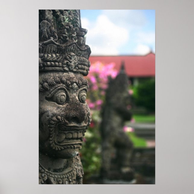 Courtyard Statue Poster (Framsidan)