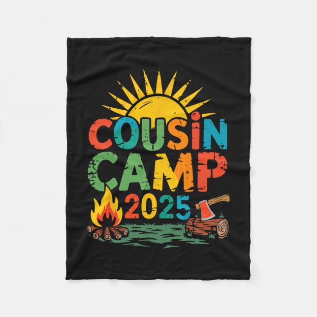 Cousin Camp 2025 Camping Campfire Summer Vacation  Fleecefilt (Framsidan)