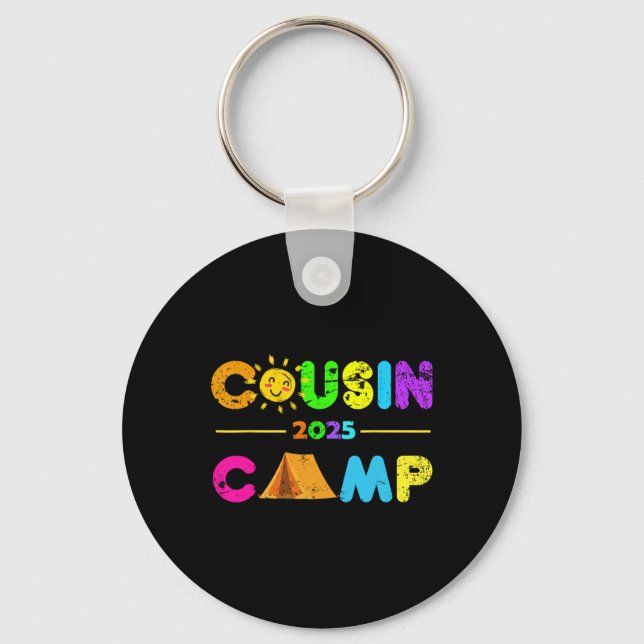 Cousin Camp 2025 Familjeläger Sommarguide Camping Nyckelring (Framsida)
