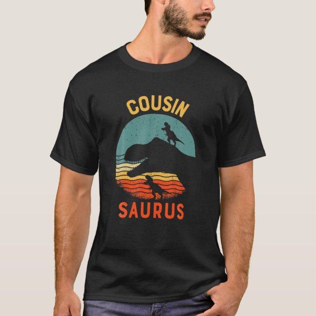 Cousin Dinosaur Cousinsaurus Matching Family T Shirt (Framsida)