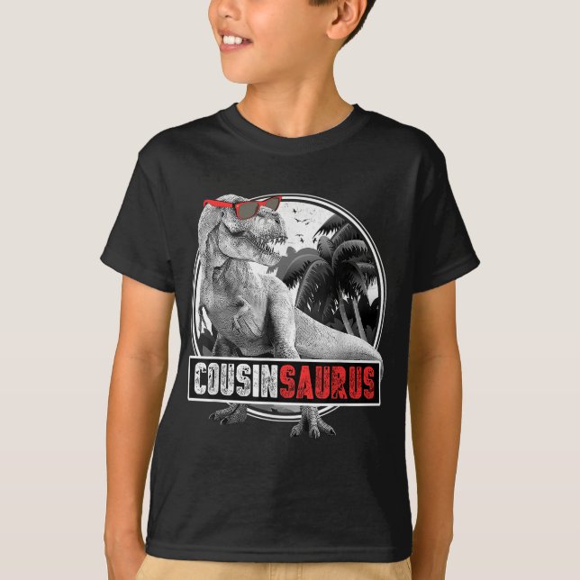 Cousinsaurus for Boys T-Rex Cousin Dinosaur T Shirt (Framsida)