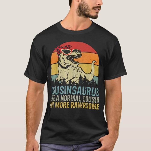 Cousinsaurus Liksom En Normal Kusin Men Mer T Shirt (Framsida)