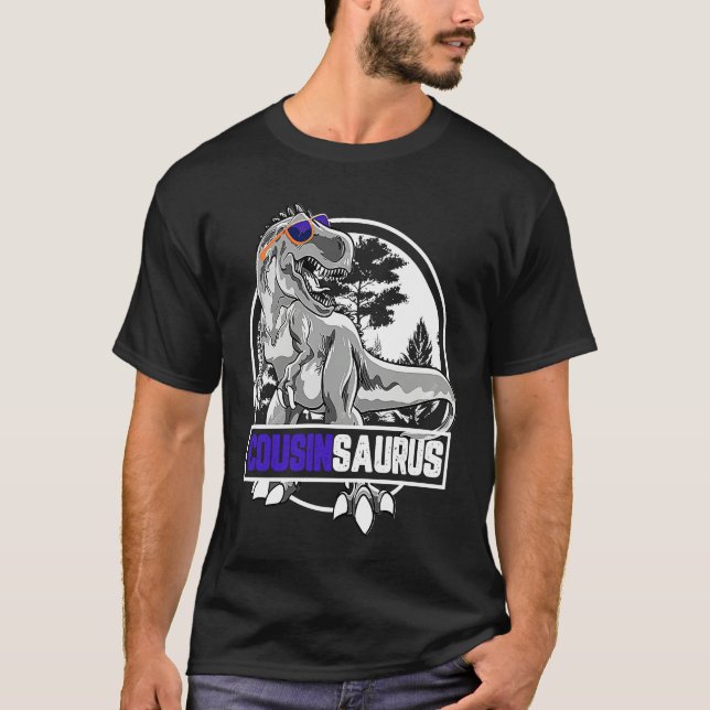 Cousinsaurus rex Cousin Saurus Dinosaur T Shirt (Framsida)
