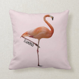 coussin flamant rose sur fond rose poudré kudde