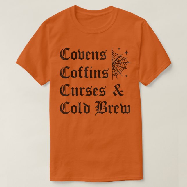 Covens Coffins Curses och Kall Brew Goth Halloween T Shirt (Design framsida)