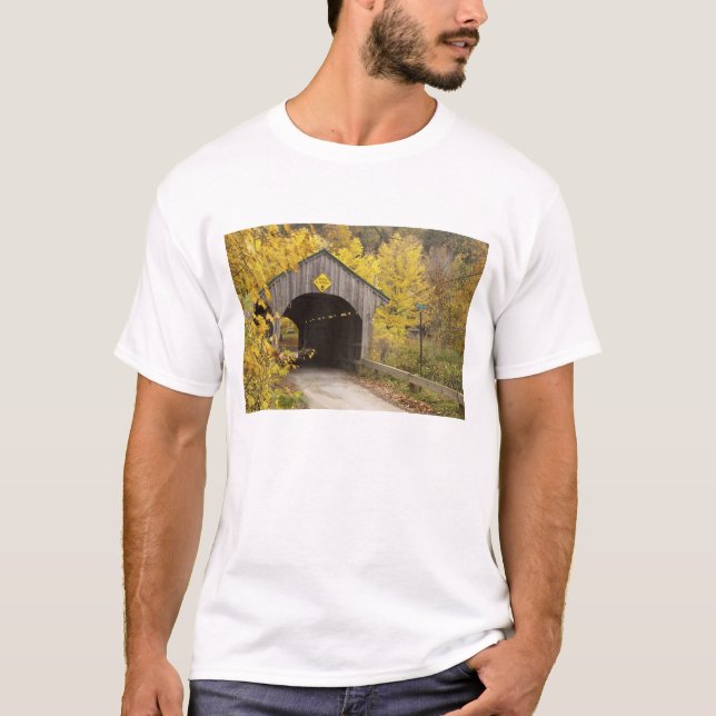Covered bridge, Vermont, USA 2 T-shirt (Framsida)