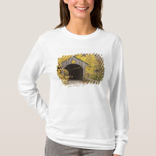 Covered bridge, Vermont, USA 2 T-shirt (Framsida)
