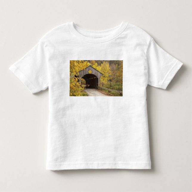 Covered bridge, Vermont, USA 2 Tee Shirt (Framsida)