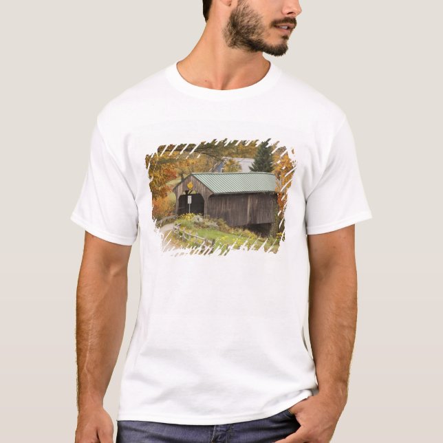 Covered bridge, Vermont, USA T-shirt (Framsida)