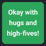 Covid Social Avstånd Färg-kodad Grönt Fyrkantigt Klistermärke<br><div class="desc">Anpassa till evenemanget för gäster till bära,  signal från färg och meddelande</div>