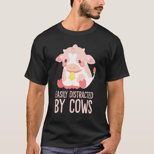Cow  Easily Distracted By Cows World Farm Animals  T Shirt (Framsida)