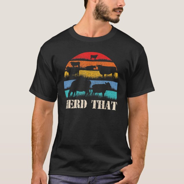 Cow Milking Farmer Herd som T Shirt (Framsida)