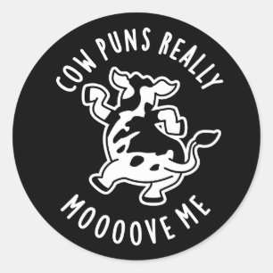Cow Puns Verkligen Moove Me Funny Animal Pun Mörk Runt Klistermärke