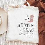 Cowboy Boot Personlig Bachelorette Party Tygkasse<br><div class="desc">Välkomna vänner till din eller dina bachelorettfest eller flickor helg med den söta personligen tote bags. Utformningen har en dammig rosa cowboybock i ro som är täckt av små stjärnor, med ditt mål (som visas med Austin, Texas) justerat vid högerna i klassisk serif-skrift. Lägg till ditt namn eller din händelse...</div>