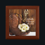 Cowboy Boots, Daisy Horse Bit Landsbyggsbröllop Smyckeskrin<br><div class="desc">Den charmerande Cowboy Boots, Daisys and Horse Bit Landsbyggsbröllop Gift Box kan vara personlig med namn på ceremonin för bruden och brudgummen och giftermål för att skapa en varaktig keepsaksgåva till bruden eller hennes brudgummar. Den här anpassningsbarna jaktboxen för jakt- och hästdjur har ett digitalt färgfoto av brunt westerna cowboystövlar...</div>