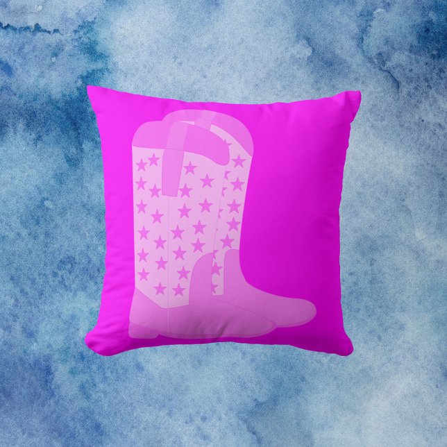 Cowboy Boots med Stars Rosa Kudde (A throw pillow with a pair of pink cowboy boots with stars on a pink background.)