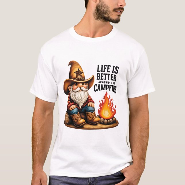Cowboy Gnome Life är bättre runt Campfire T Shirt (Framsida)