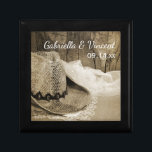 Cowboy Hat och Barn Wood Land Westernare Bröllop Minnesask<br><div class="desc">Anpassa den charmerande Cowboyen Hat och Barn Wood Landsbyggsbröllop Gift Box med namnen av briden och brudgummen och ceremonin i giftermål. Temat Trinket för rustik chic-anpassningsbar har ett digitalt utökat svartvit sepiatonfotografi av en cowboyhatt,  vit möhippa-slöja och vintage snöre-trimmad linnäsduk med en spaltduk och spaltad laduvbakgrund.</div>